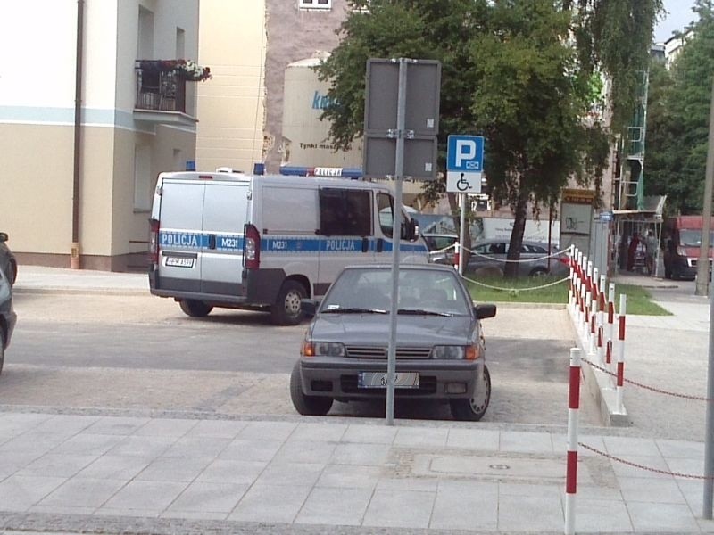 Policja parkuje na miejscu dla niepełnosprawnych przy ul....