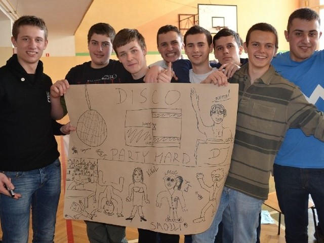 Uczniowie wspólnie tworzyli plakaty "Nastolatek XXI wieku&#8221;.