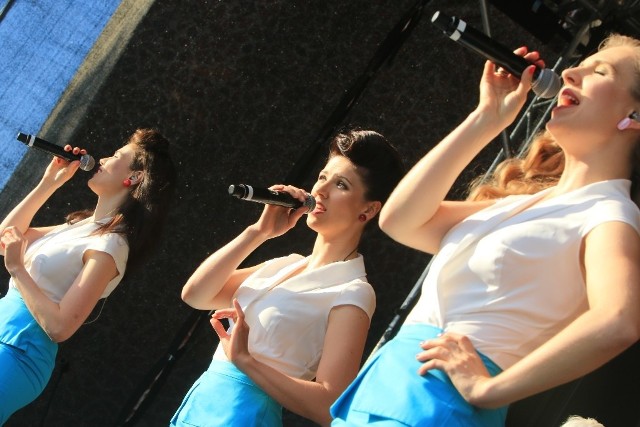 Koncert Singin’ Birds na Jordankach [ZDJĘCIA]Singin’ Birds to trio wokalne śpiewające w bliskiej harmonii, nawiązujące do stylów muzycznych z pierwszej połowy XX wieku. Zespół tworzą: Joanna Czarkowska, Dominika Kasprzycka-Gałczyńska i Dominika Dulny. Szerszej publiczności zespół Singin’ Birds jest znany z 50. Krajowego Festiwalu Piosenki Polskiej w Opolu, półfinału telewizyjnego programu „Must Be The Music”, programów „Jaka to melodia” czy trasy koncertowej organizowanej przez Program 1 Polskiego Radia - „Lato z Radiem”.Kobiece trio w 2013 roku wydało debiutancką płytę pod tytułem „Niech tak zostanie”. Z kolei na początku tego roku ukazał się nowy album Singin’ Birds pt. „Swing$Roll”.Zobacz także: XII Ogólnopolskie Święto Kominiarzy w Toruniu [ZDJĘCIA]NowosciTorun