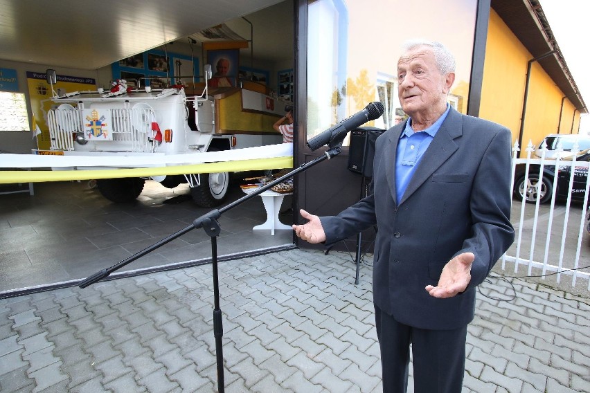 Samochód Jana Pawła II i biały parasol mają swoje muzeum w Kielcach