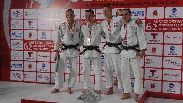 Mateusz Garbacz (pierwszy z lewej) na podium mistrzostw Polski