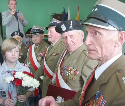 Kombatanci, którzy 62 lata temu walczyli w rejonie Przewozu, dostali od harcerzy piękne kwiaty.
