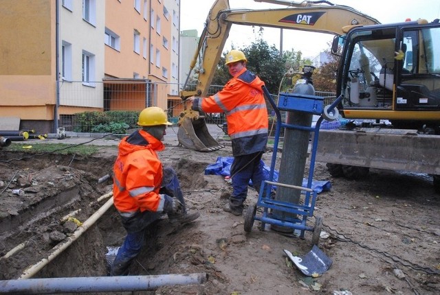 Po uwagach lokatorów wykonawca zobowiązał się zakończyć wymianę rur dostarczających ciepło w przyszły czwartek. Wczoraj trwały tu prace. 