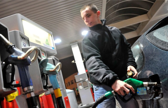 Pierwszy raz kierowcy odczuli zwyżkę cen na stacjach paliw w okolicach 1 listopada. Okazało się, że nie były to jednorazowe wzrosty, związane ze świątecznym szczytem komunikacyjnym