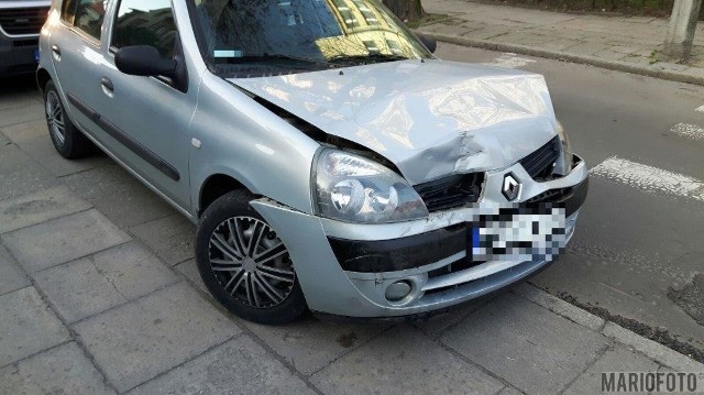 Dziś około godziny 7.00 opolscy policjanci próbowali zatrzymać do kontroli volkswagena golfa. Kierowca zignorował ich polecenia i zaczął uciekać. Na skrzyżowaniu ulic Grunwaldzkiej i Matejki uderzył w renault clio. - Okazało się, że za kierownicą golfa siedział 45-latek. Był pijany. Miał 1,5 promila. Natomiast kierowca renault nie miał prawa jazdy - mówi Karol Brandys z Komendy Wojewódzkiej Policji w Opolu. Kierowca renault został odwieziony do szpitala.