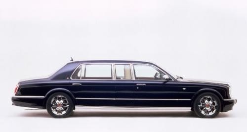 Fot. Bentley: Przedłużanych limuzyn jest wiele – monarchiści...