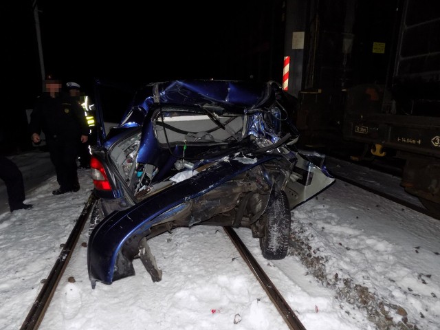 Jechał po torach w kierunku Iławy. Miało być szybciej, ale uderzył w niego pociąg.