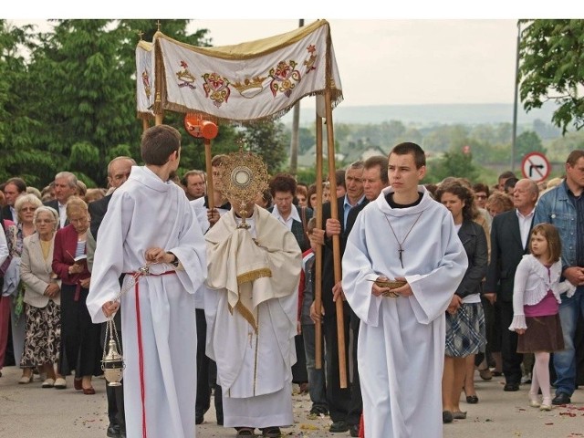 Uroczystą procesję w parafii pw. Miłosiedzia Bożega na osiedlu grodzisko prowadził proboszcz , ksiądz Stanisław Kudełka.