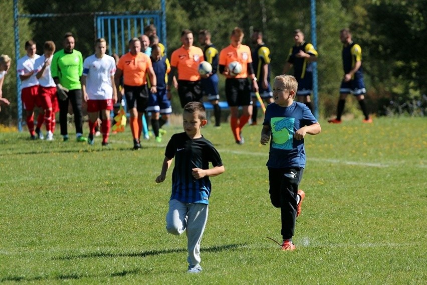 Na kwiecistej łące w Łącznej B-klasowe derby powiatu na remis. ULKS Łączna podzielił się punktami z rezerwami Granatu Skarżysko-Kamienna