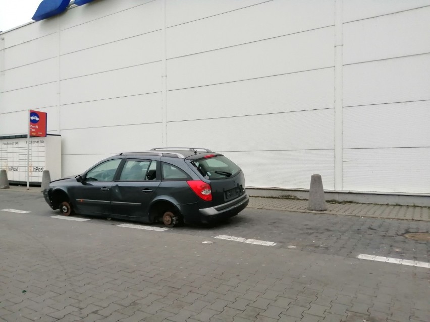Wraki samochodów na parkingu przy ul. Lwowskiej w Przemyślu.