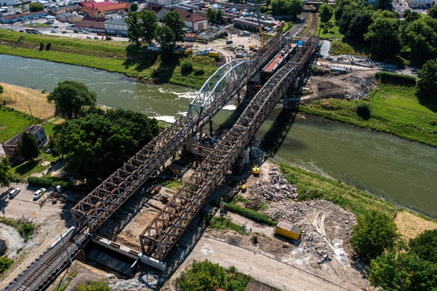 Widok z drona na budowę nowego mostu kolejowego w Przemyślu.