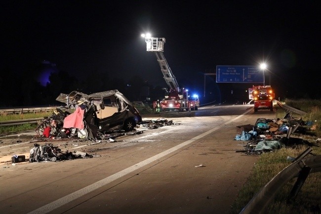 Wypadek pod Dreznem na A4. Zmarła 11 ofiara wypadku polskiego autokaru i busa [ZDJĘCIA]