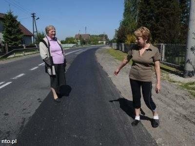 Zdjęcie z wizji lokalnej (8 maja) w której uczestniczył prezydent Zembaczyński. Na zdj. Anna Janaszczyk i Jadwiga Zambrzycka.