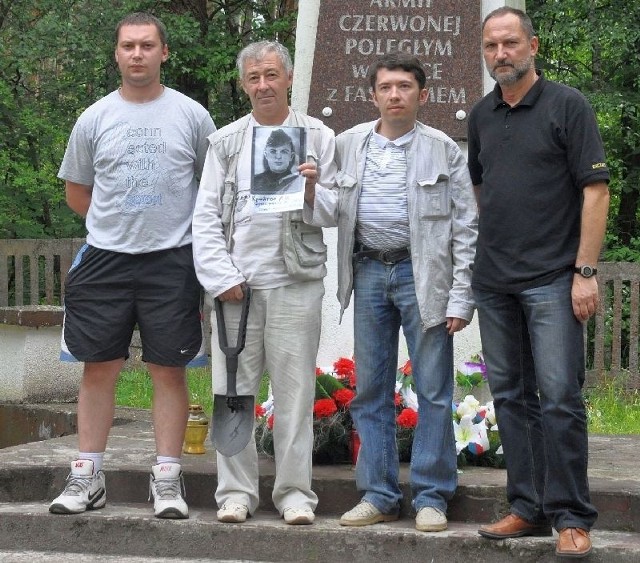 Andriej Nikitin z ojcem Aleksandrem Krojtorem i prezesem PTTK Wojciechem Paskiem i jego synem Maciejem