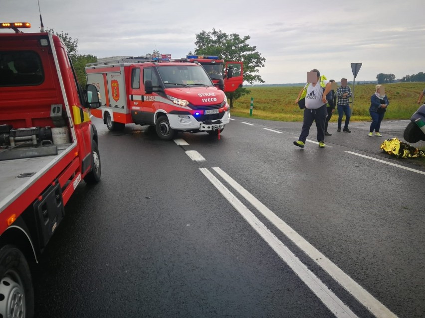 Poważny wypadek na drodze z Wrocławia do Świdnicy. Toyota wpadła do rowu i uderzyła w przepust (ZDJĘCIA)