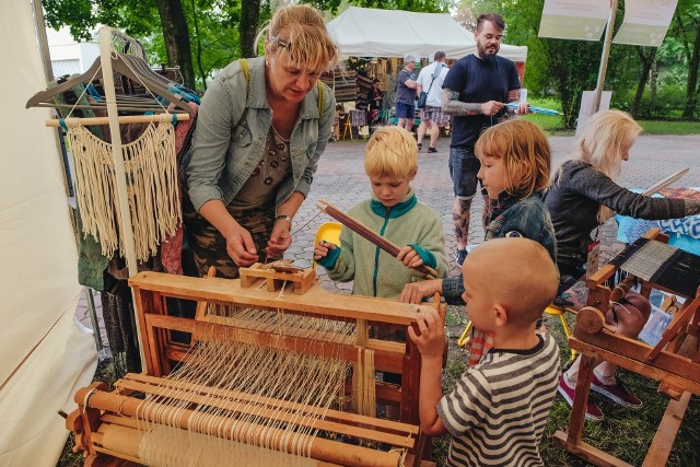 Zwierzyniec. Podlaski Instytut Kultury zorganizował pierwszy festiwal tkactwa – Podlaskie Sploty.