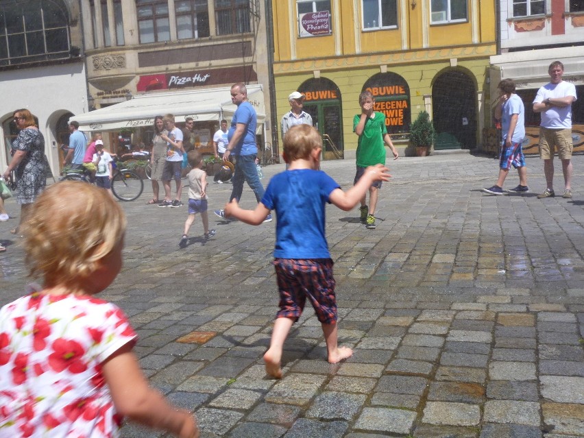 Upał doskwierał wrocławianom. Ratowały ich... fontanny (ZDJĘCIA)