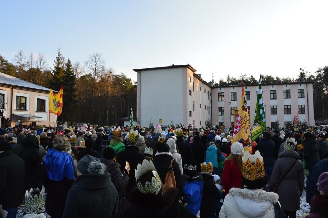 W Nowej Dębie plenerowe jasełka zgromadziły na wspólnym kolędowaniu w ubiegłym roku tysiące mieszkańców gminy.