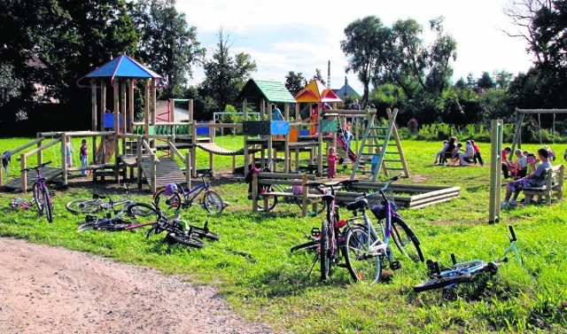 Plac zabaw w Dzierzkowie (gmina Dobromierz) powstał dzięki pieniądzom z programu Odnowa Dolnośląskiej Wsi