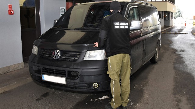 Kradzione samochody i silnik zatrzymali funkcjonariusz BiOSG z Korczowej i Ustrzyk Górnych.
