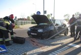 Wypadek na obwodnicy Gołdapi. Golf uderzył w znaki drogowe (zdjęcia)