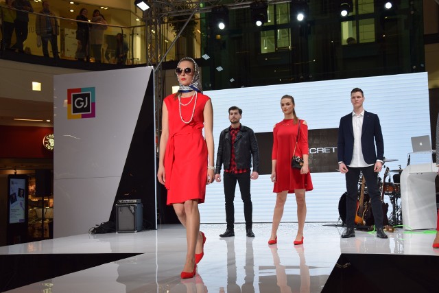 Pokaz mody znanych marek w Galerii Jurajskiej w Częstochowie był pokazem trendów na wiosnę - lato 2018. Profesjonalny pokaz  został doceniony przez publiczność.