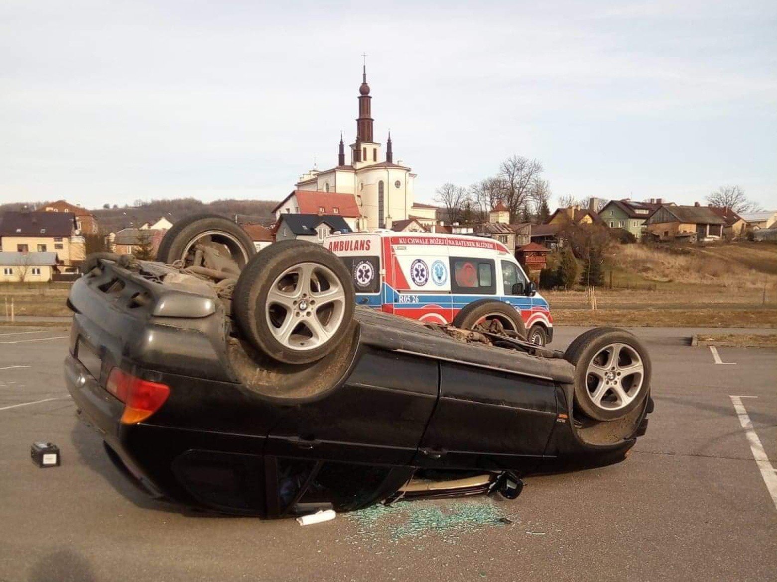 Wypadek na parkingu w Dubiecku. Kierowca kręcił "bączki