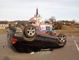 Wypadek na parkingu w Dubiecku. Kierowca kręcił "bączki", samochód dachował