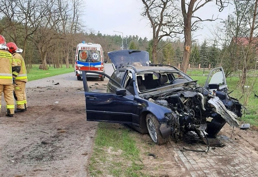 Tragiczny wypadek w powiecie biłgorajskim. Pijany kierowca uderzył w drzewo. 5 osób rannych