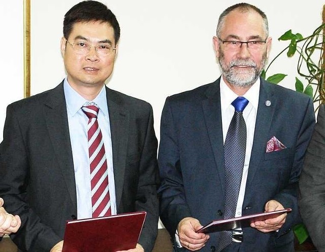 Wu Yindeng - prezydent LiuGong i rektor Politechniki prof. Marek Orkisz po podpisaniu umowy o współpracy.