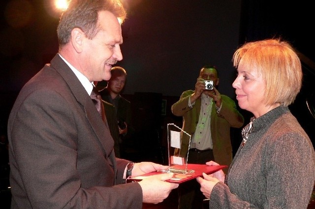 Maria Ustupska otrzymała Złote Serce Dobroci 2009 z rąk starosty buskiego Jerzego Kolarza.