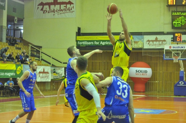 Koszykarze Siarki Tarnobrzeg (w żółtych koszulkach) tym razem nie zawiedli pokonując rywali z Inowrocławia.  