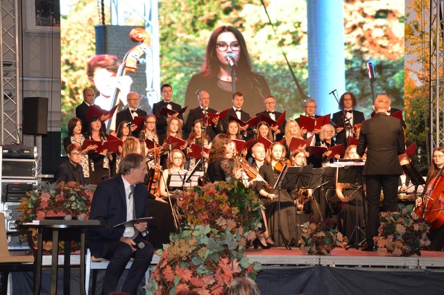 Chór Kameralny i Stalowa Orkiestra podczas „Koncertu sąsiedzkiego” na tle wielkiego ekranu