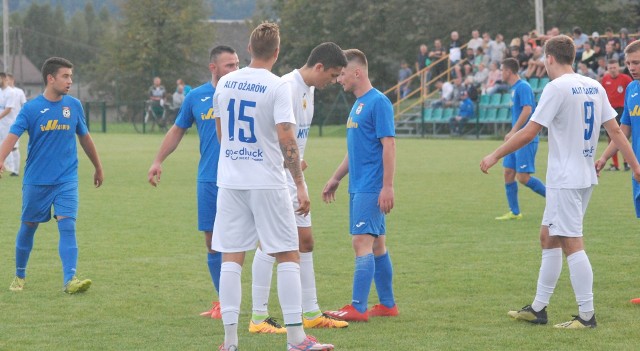 W meczu czwartej ligi GKS Rudki wygrał u siebie z Alitem Ożarów 1:0 (0:0). Zwycięską bramkę w doliczonym czasie gry, dokładnie w 92 minucie, zdobył Tomasz Lipski.GKS: Bzymek - Płusa, Gawlik, Dulak, Broniś, K. Wiecha (46. Urban), Hajduk (30. Kołodziej), B. Wiecha, Gryz, Kaczmarek Ż (85. Borowiec), Lipski.Alit: Saracen - Nowak, Stępień (46. Piotr Kiljański), Paweł Kiljański, Praga, Czerpak (74. Brociek), Poński Ż, Kosno, Piechniak, Gardynik (62. Kończyk), Cichocki.- Po przerwie, graliśmy lepiej. Rywal był groźny w kontratakach. Na szczęście nie dopuściliśmy do zbyt wielu akcji w polu karnym Adriana Bzymka. W końcu szczęście uśmiechnęło się do nas. Chciałem serdecznie podziękować zespołowi za walkę, zaangażowanie i grę do końca. Za taką postawę zostaliśmy dzisiaj nagrodzeni – mówił dla klubowego Fanpage'u Janusz Cieślak, trener GKS Rudki. (dor)