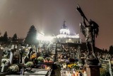 Wszystkich Świętych 2022. Cmentarz Św. Rocha w Białymstoku nocą. Tak jedna z najstarszych białostockich nekropolii wyglądała po zmroku