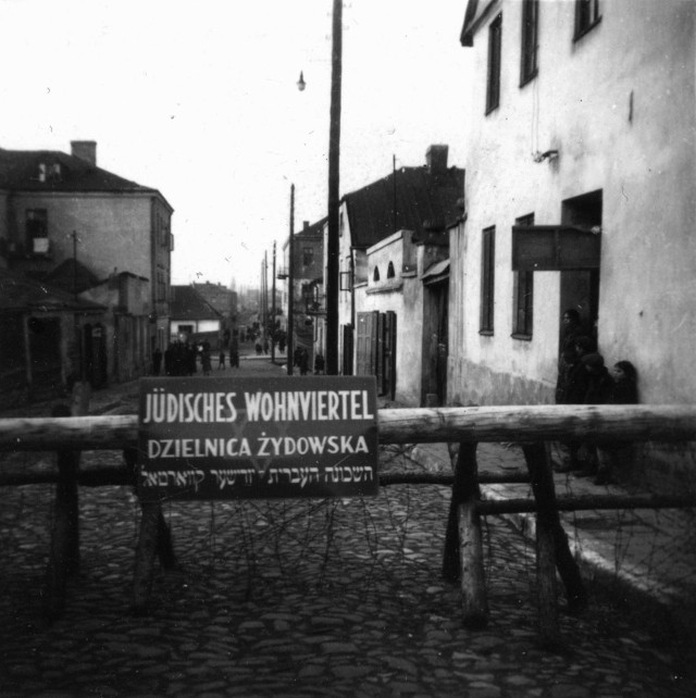 1941 rok, Przegrodzona ul. Kozia, oddzielająca kieleckie getto od reszty miasta.
