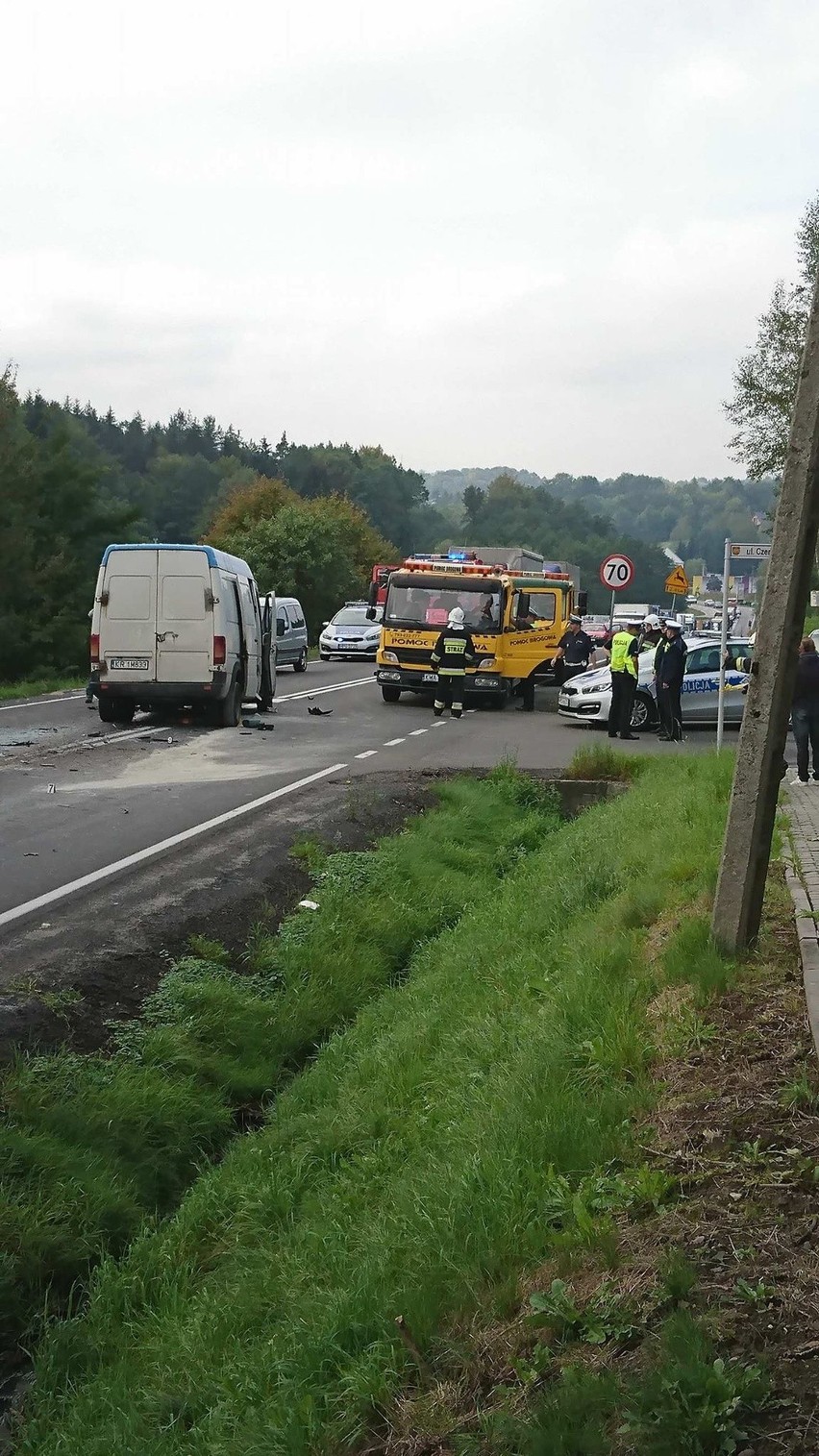 Kalwaria Zebrzydowska. Wypadek na DK 52 [ZDJĘCIA INTERNAUTY]