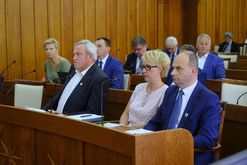 Przewodniczący komisji stałych Sejmiku Województwa pobierają...