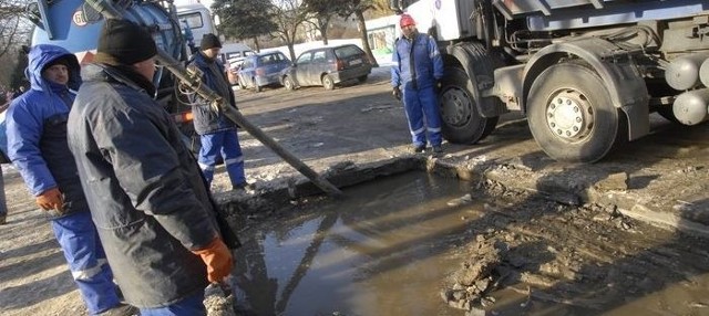 Pracownicy wodociągów nie mogą sobie poradzić z naprawą rury przy ul. Sobieskiego. Z tego powodu wyłączono wodę w 12 blokach na Zatorzu.
