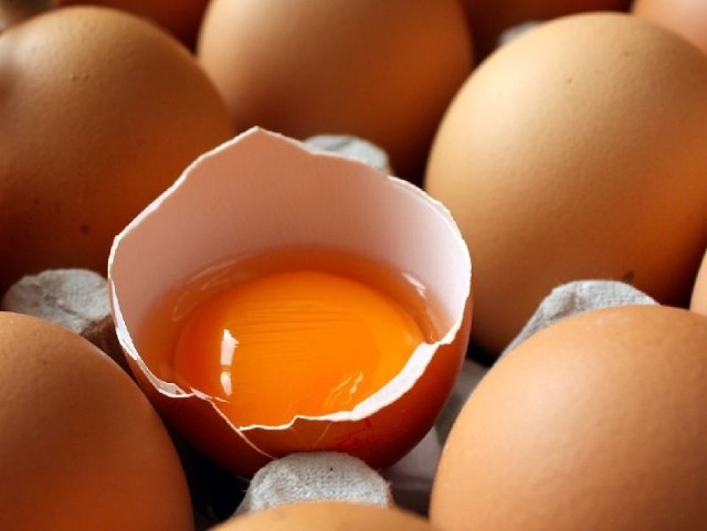 Jajko smażyć na patelni teflonowej bez tłuszczu.
