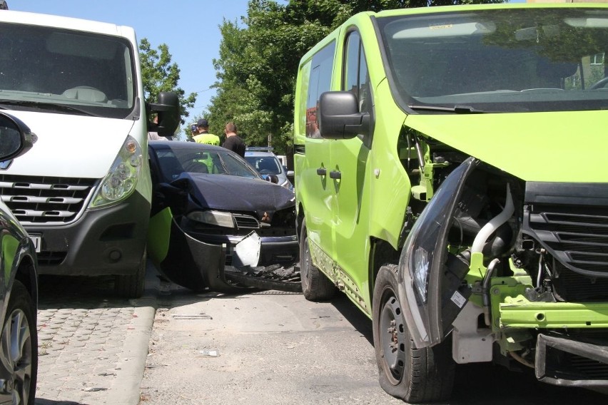 Trzy samochody rozbite w kraksie na kieleckiej ulicy 