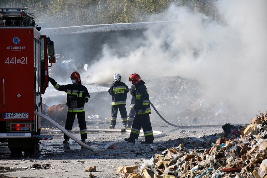 Gorlice. Pożar składowiska odpadów. Hala magazynowa zagrożona [ZDJĘCIA]