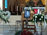 Pogrzeb Moniki Dejk-Ćwikły, wokalistki zespołu OBRASQi w Żukowie, 20.12.2022 r. Piosenkarkę żegnają tłumy | ZDJĘCIA