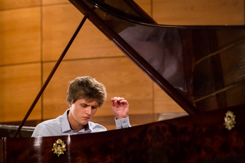 23- letni Tomasz Ritter zwyciężył w Konkursie Chopinowskim. Pochodzi z Lublina. Uczył się w Szkole Muzycznej  im. Karola Lipińskiego