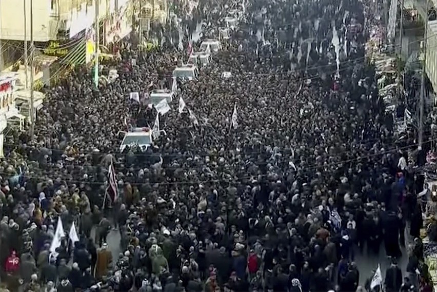 Tłumy na uroczystościach pogrzebowych gen. Solejmaniego w Bagdadzie