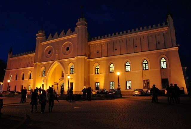 Muzeum Lubelskie na ZamkuTutaj Noc Muzeów rozpocznie si ę od koncertu Jazz.Lub o godz. 18.00. O każdej pełnej godzinie od godz. 18.00 do 23.00 odbywać się będzie oprowadzanie po Kaplicy Tr ójcy Świętej, a o godz. 17.00 zaprezentowane będą niezrealizowane polichromie dla Koćioła Akademickiego KUL autorstwa Jerzego Nowosielskiego. O godz. 20.00 na dziedzińcu obejrzymy pokaz historycznej żonglerki flagami,a  o 19.30 kuratorzy przybliżą muzykę baroku boliwijskich Indian. Przygotowano też m.in. prelekcję o znalezisku fałszywych groszy Zygmunta II Wazy z Lublina (godz. 20.00) i spotkanie o tajnym nauczaniu Polek w KL Ravensbruck (godz. 19.00, 21.00, 23.00).