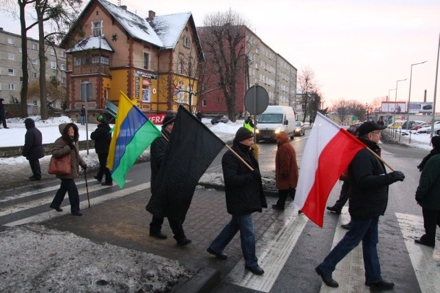 Blisko 30 osób z flagami przez godzinę blokowało przejście dla pieszych na ulicy Opolskiej.