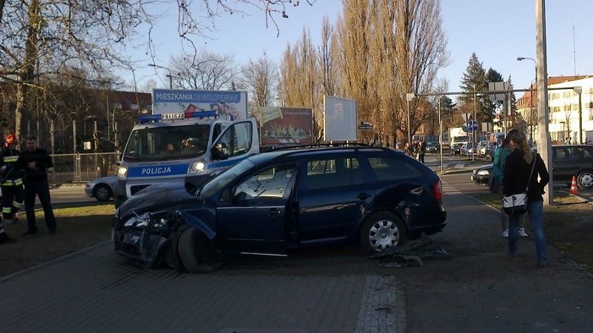 Zderzenie samochodów przy rondzie Wielkopolskim w Bydgoszczy - tworzył się ogromny korek