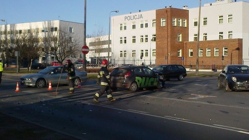 Zderzenie samochodów przy rondzie Wielkopolskim w Bydgoszczy - tworzył się ogromny korek