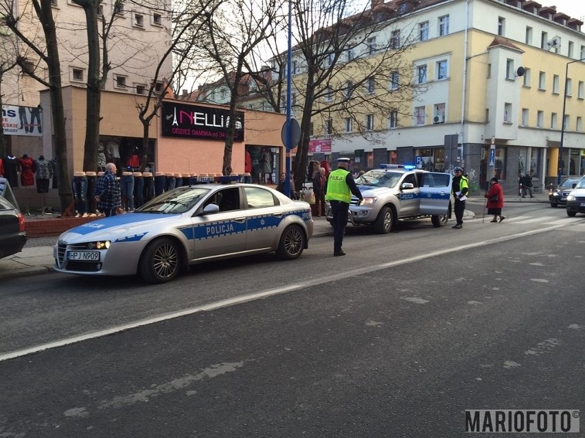 Zderzyły się dwa samochody i... dwoje pieszych